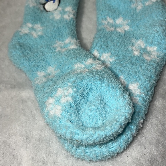SALE Women’s Fuzzy Socks with Snowflakes and Embroidered Penguin! BRAND NEW - Picture 3 of 4